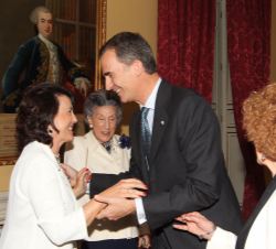 Don Felipe recibe el saludo de María del Pino y Calvo-Sotelo