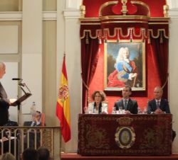 Su Majestad el Rey en la mesa presidencial junto a la directora de la Real Academia de la Historia, Carmen Iglesias y el ministro de Defensa en funcio