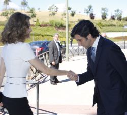Su Majestad la Reina recibe el saludo del presidente de Telefónica, José María Álvarez-Pallete