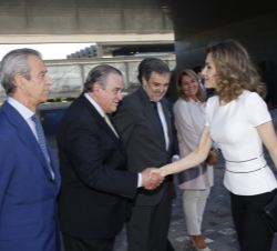 Su Majestad la Reina recibe el saludo del presidente de Movistar, Luis Blasco