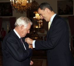 Su Majestad el Rey impone la insignia de oro y plata de la Fundación Princesa de Asturias a José Ramón Álvarez Rendueles