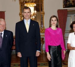 Fotografía de grupo de Sus Majestades los Reyes junto a José Ramón Álvarez Rendueles y su esposa María Eugenia Villar
