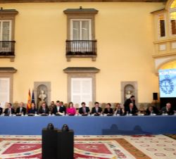 Sus Majestades los Reyes en la mesa presidencial durante la reunión