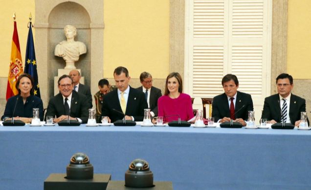 Sus Majestades los Reyes en la mesa presidencial momentos antes de dar comienzo la reunión