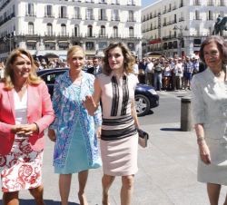 Doña Letizia y Doña Sofía, a su llegada, con la presidenta de la Comunidad de Madrid, Cristina Cifuentes, y la secretaria de Estado de Servicios Socia