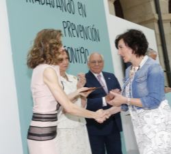 Maite Iturbe, presidenta de la Federación de Organismos de Radiotelevisión Autonómicos (FORTA), recibe un reconocimiento y el saludo de Doña Letizia y