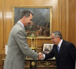 Su Majestad el Rey saluda al presidente de AENOR, Carlos Esteban Portal