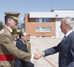 Su Majestad el Rey a su llegada, recibe el saludo del ministro de Defensa, Pedro Morenes