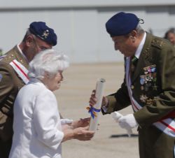 La viuda del Coronel Maté entrega el premio que lleva su nombre al representante de la Hermandad de Veteranos de la FAMET