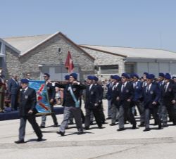 Su Majestad el Rey durante el desfile terrestre, al paso de una compañia de veteranos de la FAMET