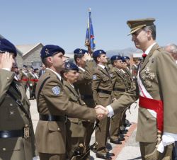 Su Majestad el Rey saluda a los oficiales que han participado en la Parada Militar