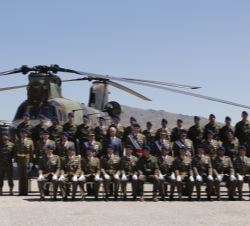 Fotografía de grupo de Su Majestad el Rey con personal de las FAMET y tripulaciones del desfile aéreo