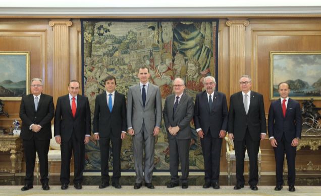 Su Majestad el Rey junto a los rectores de la Unión Iberoamericana de Universidades y los representantes de la entidad patrocinadora, Banco Santander