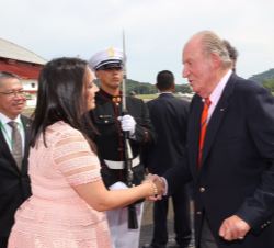 Su Majestad el Rey Don Juan Carlos a su llegada al aeropuerto internacional de Panamá Pacífico es recibido por por la viceministra para Asuntos Multil