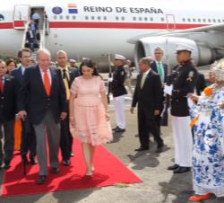 Su Majestad el Rey Don Juan Carlos a su llegada al aeropuerto internacional de Panamá Pacífico es recibido con un cordón de honor por la viceministra 