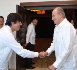 Su Majestad el Rey Don Juan Carlos recibe el saludo del presidente de Sacyr, Manuel Enrique