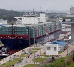 Momento de la entrada inaugural del buque chino “Cosco Shipping Panamá” por la esclusa de Agua Clara en la vertiente atlántica del Canal d