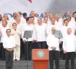Fotografía de grupo de Don Juan Carlos con el Presidente de Panamá y los Jefes de Estado y de Gobierno y representantes gubernamentales de los paises 