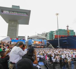 Momento del paso del buque chino “Cosco Shipping Panamá” por la esclusa de Cocolí en la vertiente pacífica del Canal de Panamá Ampliado