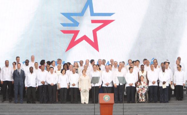 Fotografía de grupo de Don Juan Carlos con el Presidente de Panamá y los Jefes de Estado y de Gobierno y representantes gubernamentales de los paises 