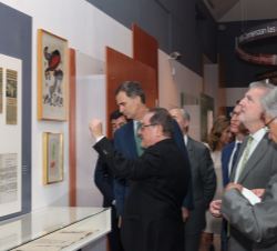 Don Felipe atiende a las explicaciones del comisario de la exposición, Adolfo Sotelo Vázquez