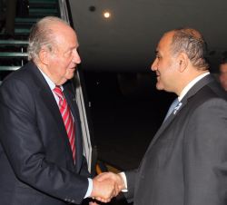 Su Majestad el Rey Don Juan Carlos recibe el saludo del gobernador de la Provincia de Tucumán, Juan Luis Manzur, a su llegada al aeropuerto internacio