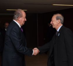 Su Majestad el Rey Don Juan Carlos recibe el saludo del presidente de la Sociedad de España, de Tucumán, Ricardo Seoane