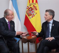 Don Juan Carlos entrega la carta de Su Majestad el Rey durante el encuentro con el presidente de la Nación Argentina, Mauricio Macri