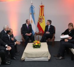 Su Majestad el Rey Don Juan Carlos durante el encuentro con el presidente de la República Argentina, Mauricio Macri, y ambas delegaciones