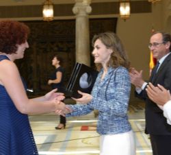 Su Majestad la Reina entrega el "Premio Reina Letizia de Cultura Inclusiva" a la  Asociación Sociocultural Berbiquí, recoge el galardón su p
