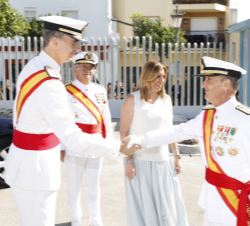 Su Majestad el Rey recibe el saludo del director del Órgano de Historia y Cultura Naval, vicealmirante Fernando Zumalacárregui Luxán
