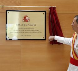 Su Majestad el Rey descubre una placa conmemorativa de su visita