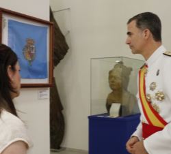 Don Felipe observa el estandarte de Príncipe de Asturias expuesto en una de las salas