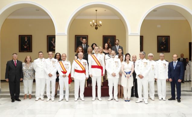 Fotografía de grupo de Su Majestad el Rey con la dotación del Museo Naval