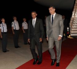 Don Felipe con Barack Obama pasan por delante del piquete de honor