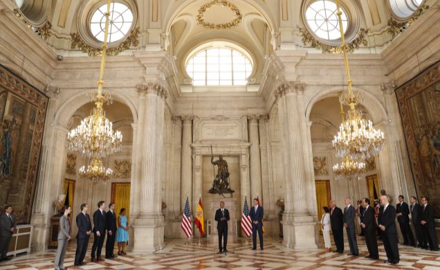 El Rey y el Presidente Obama junto a las delegaciones de los dos países en el Salón de Columnas