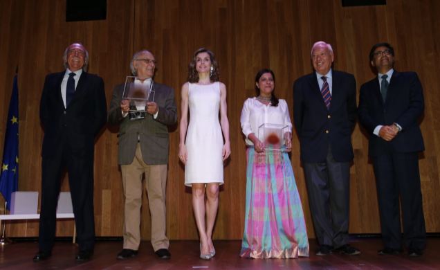 Su Majestad la Reina junto con los premiados en la III edición del Premio de la Fundación Consejo España-India, los cineastas Carlos Saura y Zoya Akht