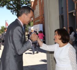 Su Majestad el Rey recibe el saludo de la vicepresidenta del Gobierno y ministra de la Presidencia en funciones, Soraya Sáenz de santamaría, a su lleg