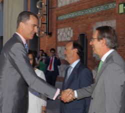Su Majestad el Rey recibe el saludo del presidente ejecutivo de la Agencia EFE, José Antonio Vera, a su llegada a la Casa del Lector del Matadero de M