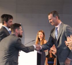 Su Majestad el Rey hace entrega del XXXIII Premio Internacional de Periodismo Rey de España, en la categoría de Televisión, al brasileño Marcelo Magal