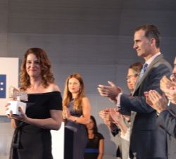 Su Majestad el Rey hace entrega del XXXIII Premio Internacional de Periodismo Rey de España, en la categoría de Fotografía, a la brasileña Márcia Fole