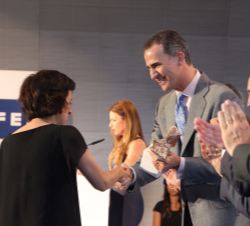 Su Majestad el Rey hace entrega del XXXIII Premio Internacional de Periodismo Rey de España, en la categoría de Prensa, a la portuguesa Catarina Gomes