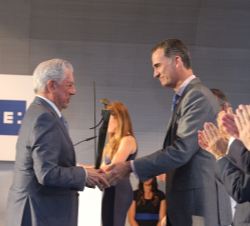 Su Majestad el Rey hace entrega del XII Premio Don Quijote de Periodismo, a Mario Vargas Llosa