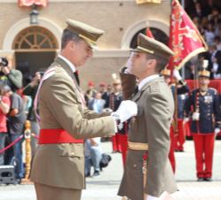 Su Majestad el Rey condecora al número dos de la LXXI Promoción del Cuerpo General del Ejército de Tierra, el teniente de Infantería Juan Luis de la C
