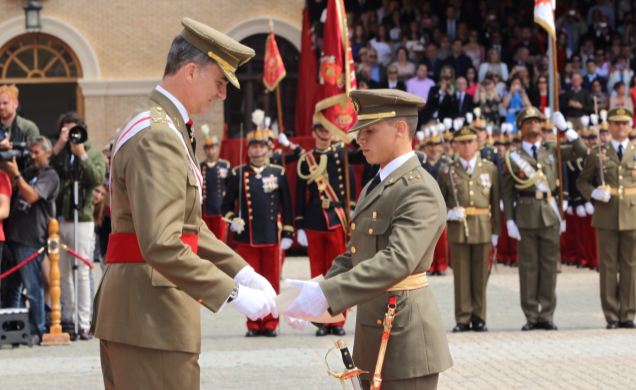 Su Majestad el Rey entrega el despacho al número uno de la LXXI Promoción del Cuerpo General del Ejército de Tierra, el teniente de Infantería Miguel 