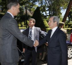 Su Majestad el Rey saluda al embajador francés a su llegada a la Embajada