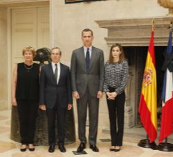 Sus Majestades los Reyes junto al embajador de la República Francesa en España y su esposa durante su visita a la residencia del embajador