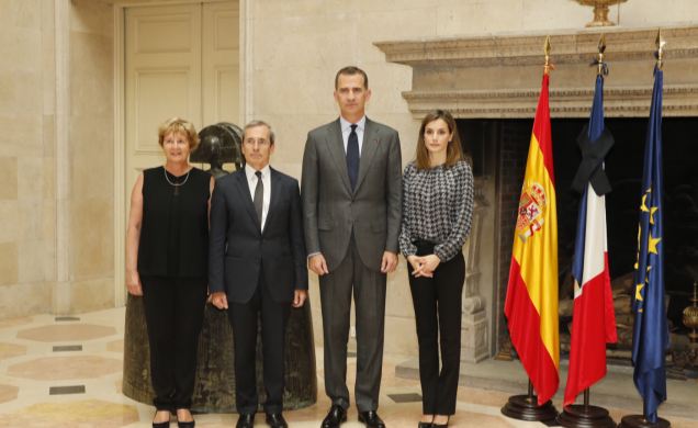 Sus Majestades los Reyes junto al embajador de la República Francesa en España y su esposa durante su visita a la residencia del embajador