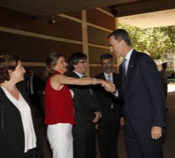 Su Majestad el Rey recibe el saludo de la delegada del Gobierno en la Comunidad Autónoma de Cataluña, María de los Llanos de Luna