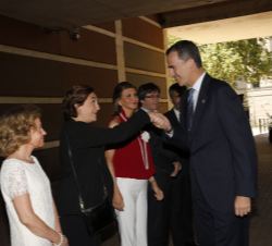 Su Majestad el Rey recibe el saludo de la alcaldesa de Barcelona, Ada Colau